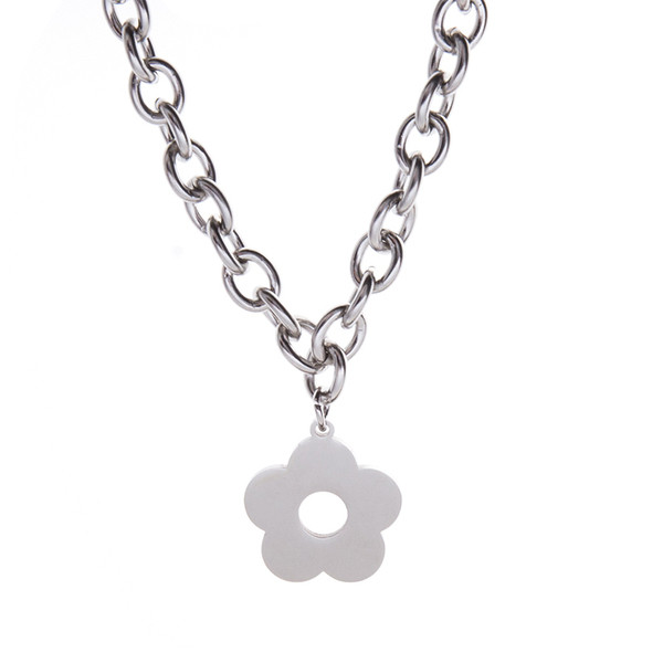 Γυναικείο κολιέ με μεταλλικό μενταγιόν