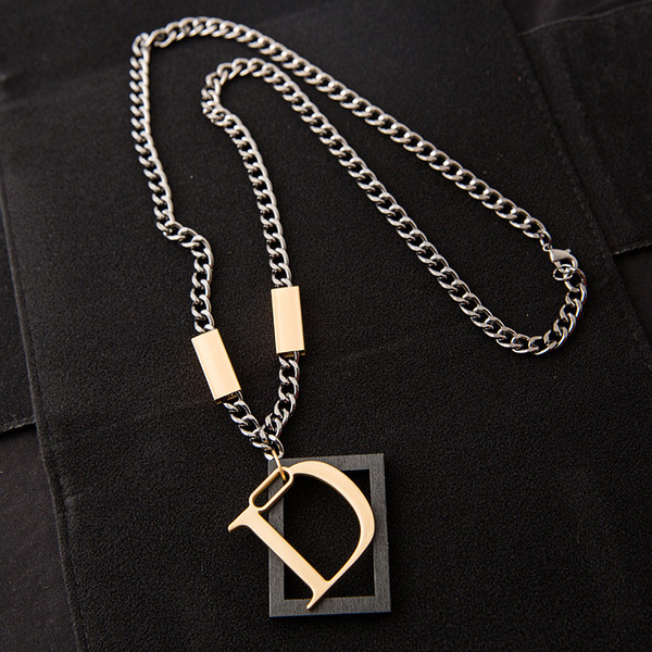 Ανδρική μακρύ αλυσίδα με μεταλλικό μενταγιόν