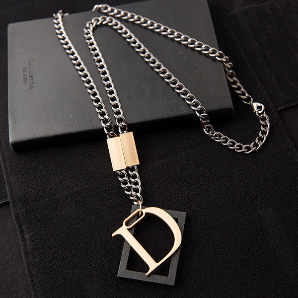 Ανδρική μακρύ αλυσίδα με μεταλλικό μενταγιόν