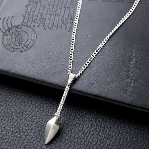 Μοντέρνα ανδρική αλυσίδα με μεταλλικό μενταγιόν