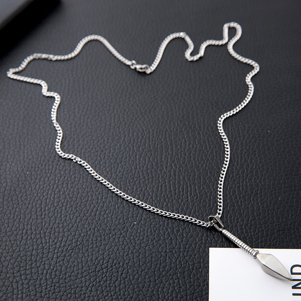 Μοντέρνα ανδρική αλυσίδα με μεταλλικό μενταγιόν