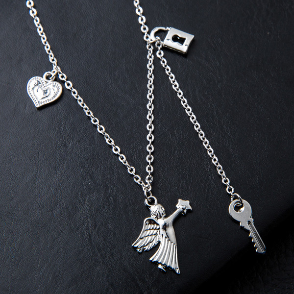 Aktuális női nyaklánc medállal