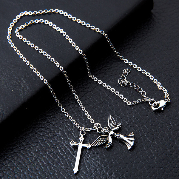 Μοντέρνα ανδρική αλυσίδα με μεταλλικά μενταγιόν