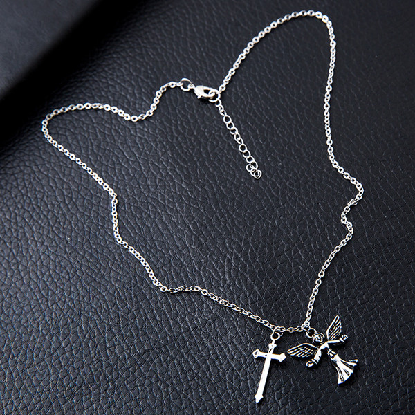 Μοντέρνα ανδρική αλυσίδα με μεταλλικά μενταγιόν