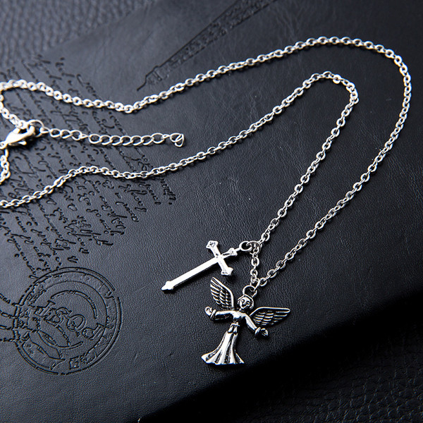 Μοντέρνα ανδρική αλυσίδα με μεταλλικά μενταγιόν