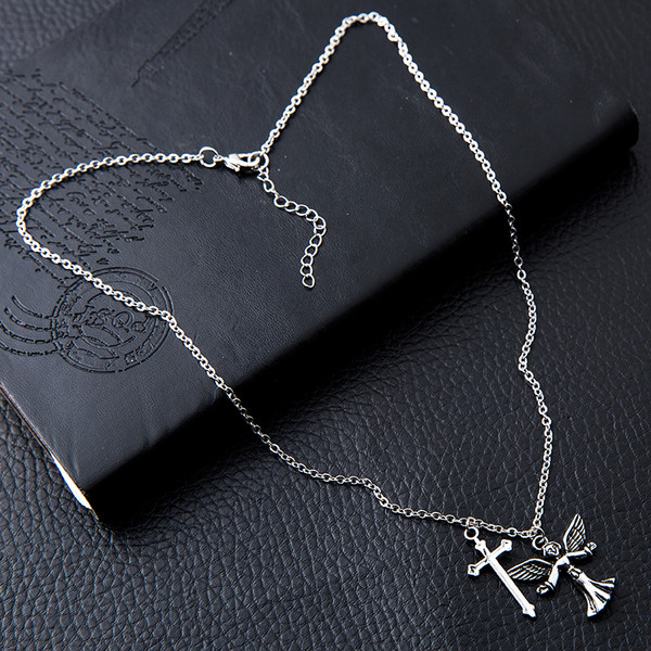 Μοντέρνα ανδρική αλυσίδα με μεταλλικά μενταγιόν