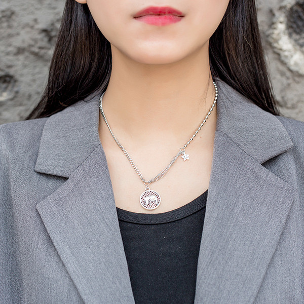 Καθημερινό γυναικείο μεταλλικό κολιέ με μενταγιόν