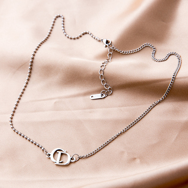 Aktuális női nyaklánc fém díszítéssel