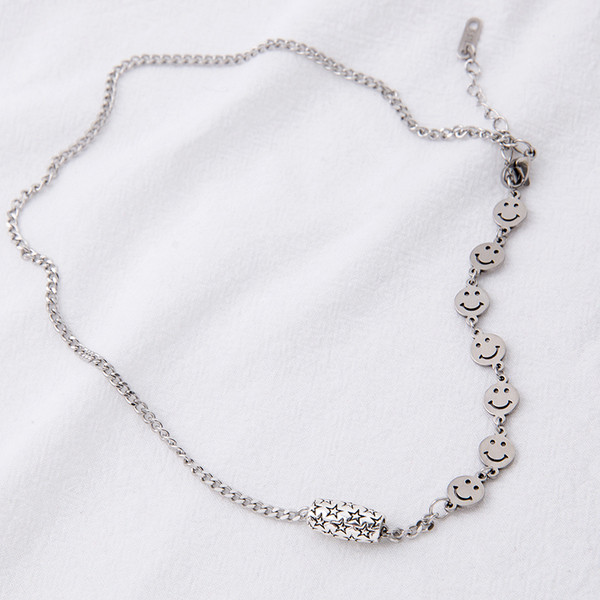 Aktuális női nyaklánc fém medállal