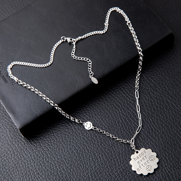 Moderna ženska metalna ogrlica sa privjeskom