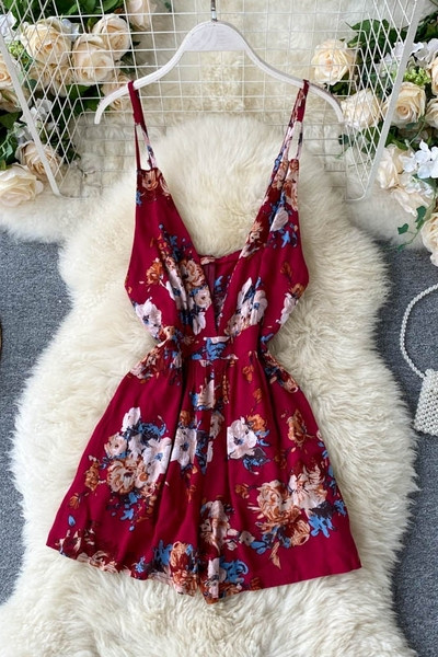 Lillemustri ja õhukeste rihmadega lühike naiste kombinesoon