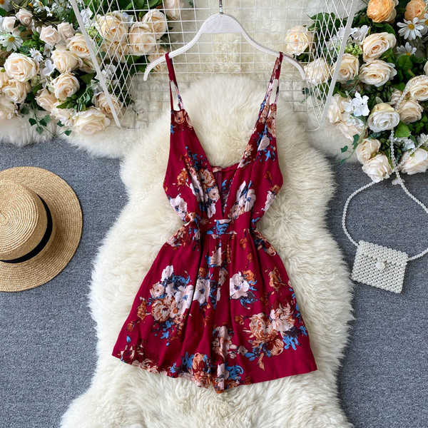 Lillemustri ja õhukeste rihmadega lühike naiste kombinesoon