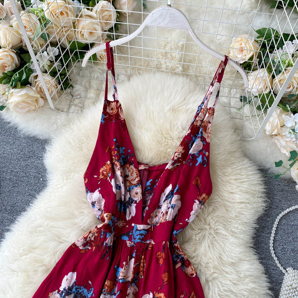 Lillemustri ja õhukeste rihmadega lühike naiste kombinesoon