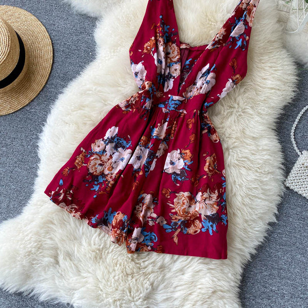 Lillemustri ja õhukeste rihmadega lühike naiste kombinesoon