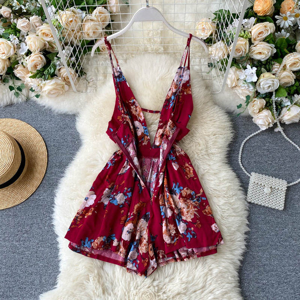 Lillemustri ja õhukeste rihmadega lühike naiste kombinesoon