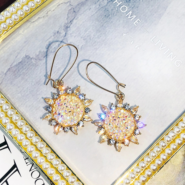 Kividega kaunistatud rippuvad kõrvarõngad