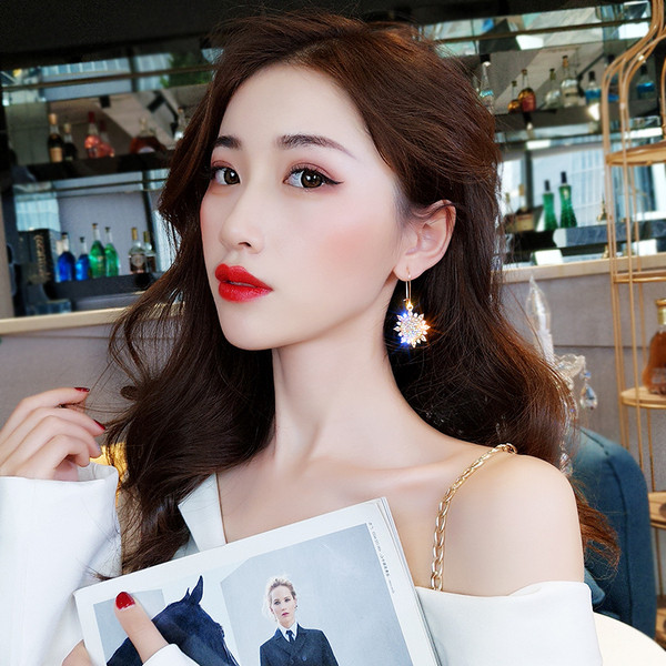 Kividega kaunistatud rippuvad kõrvarõngad