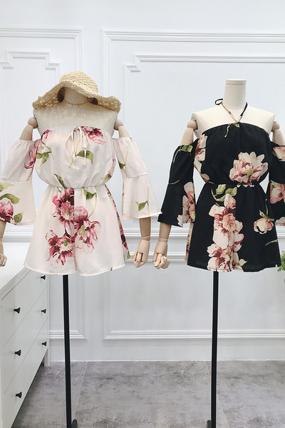 Ženski kombinezon - golih ramena i cvjetnog uzorka