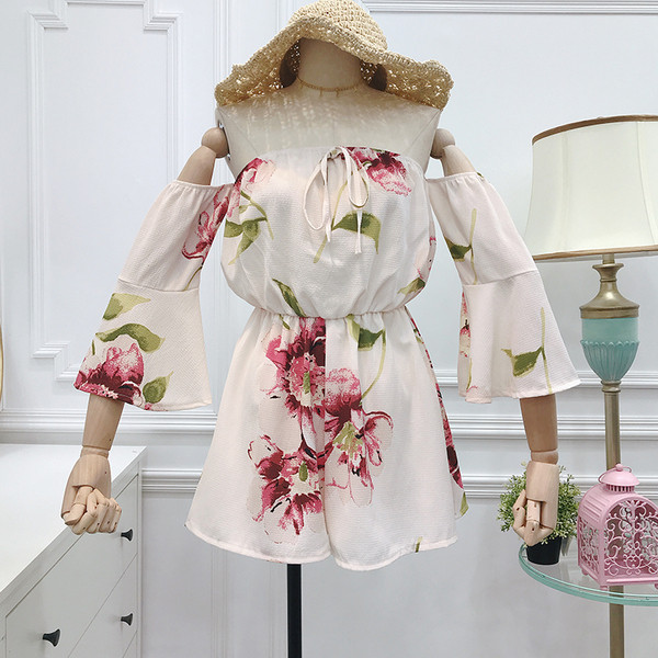 Ženski kombinezon - golih ramena i cvjetnog uzorka