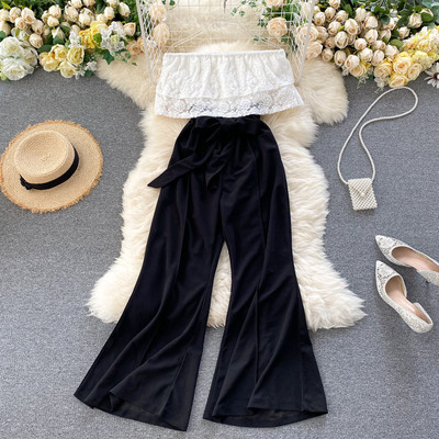 Hosszú női overál csipkével és csupasz vállakkal