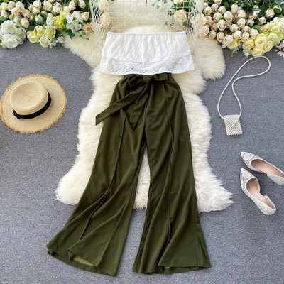 Hosszú női overál csipkével és csupasz vállakkal