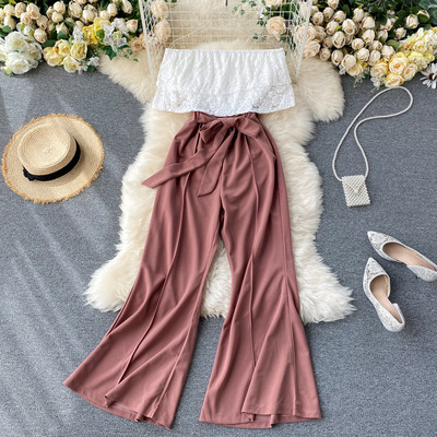 Hosszú női overál csipkével és csupasz vállakkal