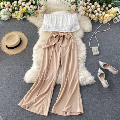 Hosszú női overál csipkével és csupasz vállakkal