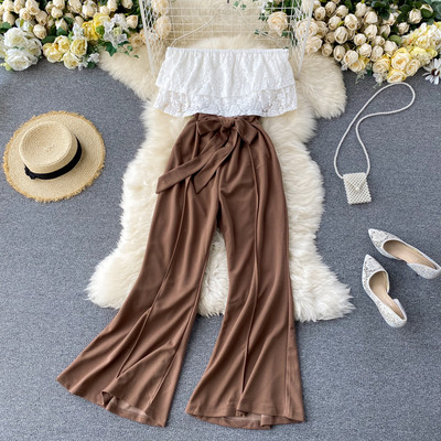 Hosszú női overál csipkével és csupasz vállakkal