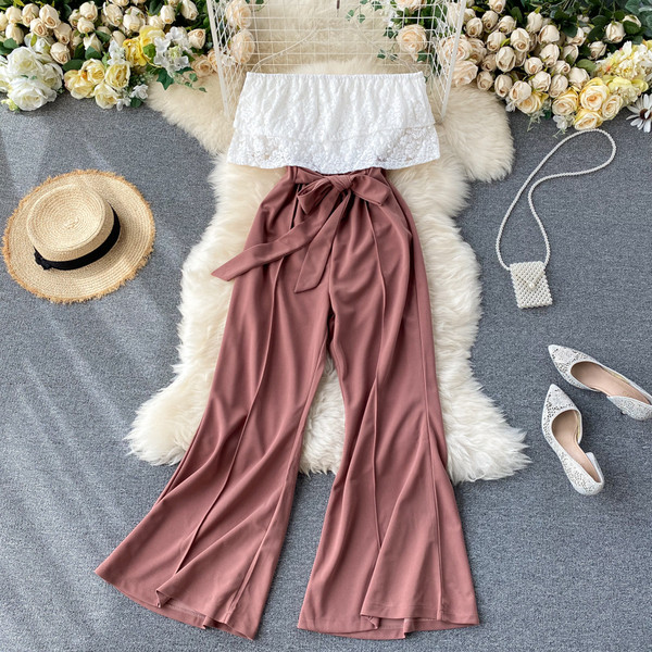 Dugi ženski kombinezon s čipkom i golim ramenima