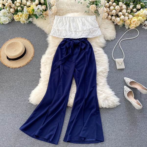 Dugi ženski kombinezon s čipkom i golim ramenima