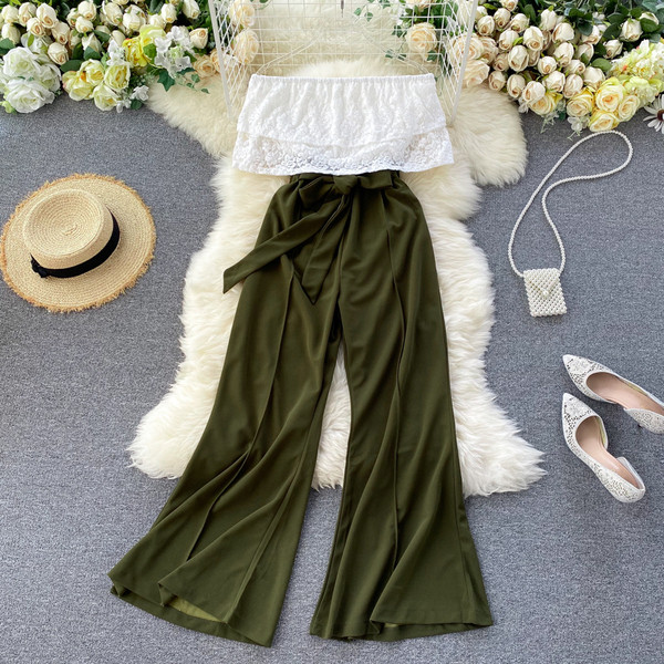 Dugi ženski kombinezon s čipkom i golim ramenima