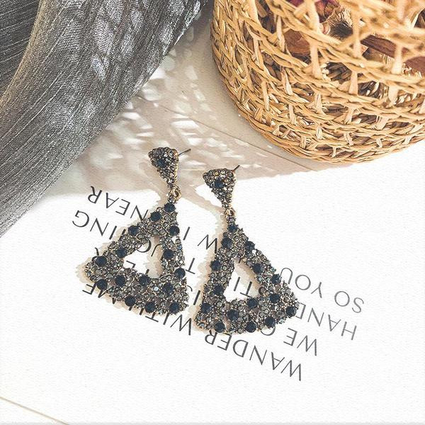 Háromszög alakú női fülbevaló kövekkel