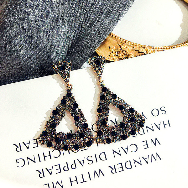 Háromszög alakú női fülbevaló kövekkel