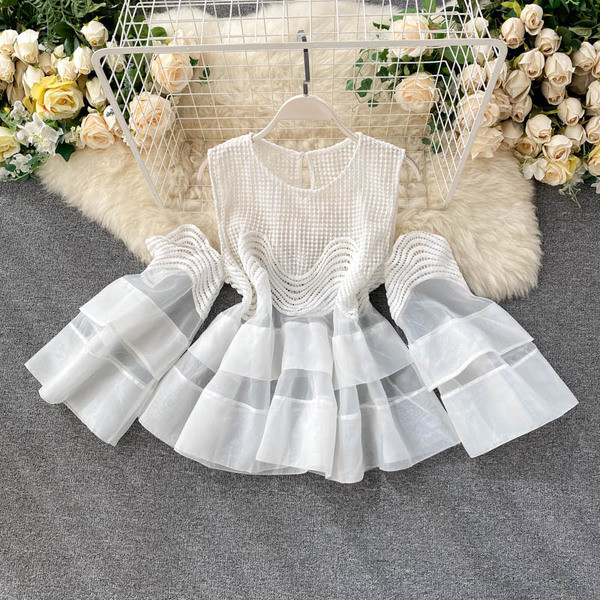 Modern női ing kerek nyakkivágással és csupasz váll