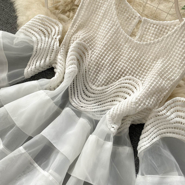 Modern női ing kerek nyakkivágással és csupasz váll