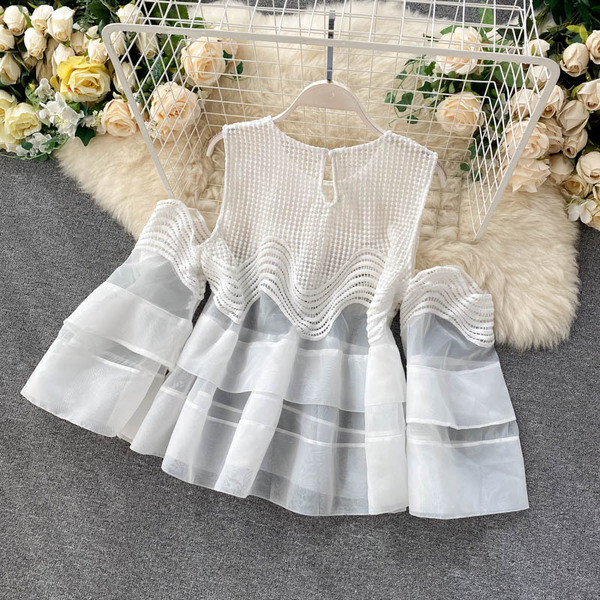 Modern női ing kerek nyakkivágással és csupasz váll