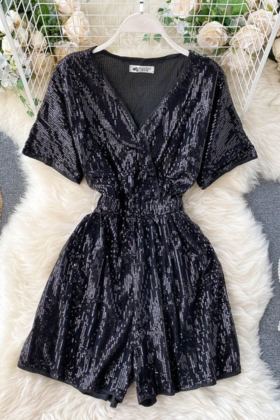 Modern női overál spitz nyakkivágással és rövid ujjal