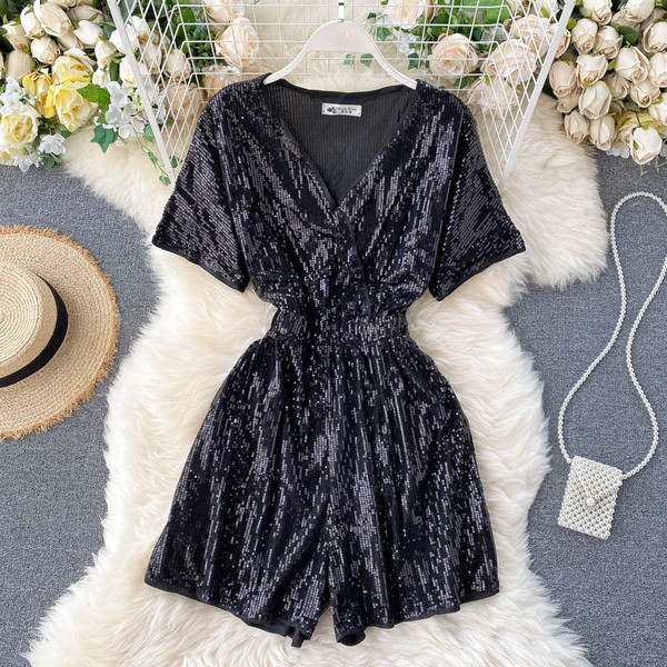 Modern női overál spitz nyakkivágással és rövid ujjal