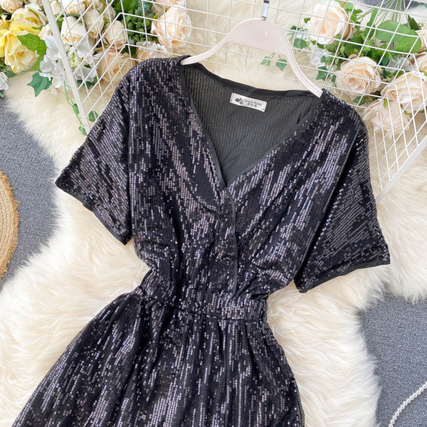 Modern női overál spitz nyakkivágással és rövid ujjal