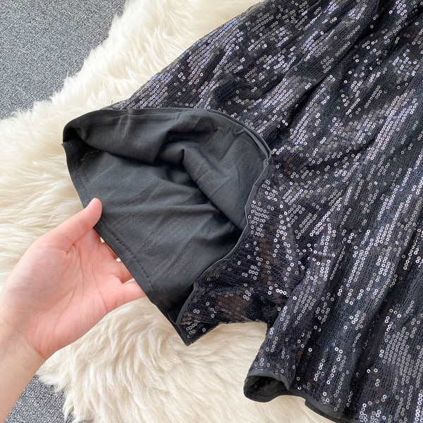 Modern női overál spitz nyakkivágással és rövid ujjal