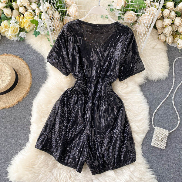 Modern női overál spitz nyakkivágással és rövid ujjal