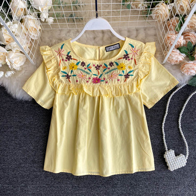 Moderna ženska bluza s ovalnim izrezom i cvjetnim uzorkom