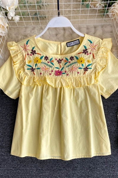 Moderna ženska bluza s ovalnim izrezom i cvjetnim uzorkom