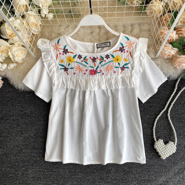 Moderna ženska bluza s ovalnim izrezom i cvjetnim uzorkom