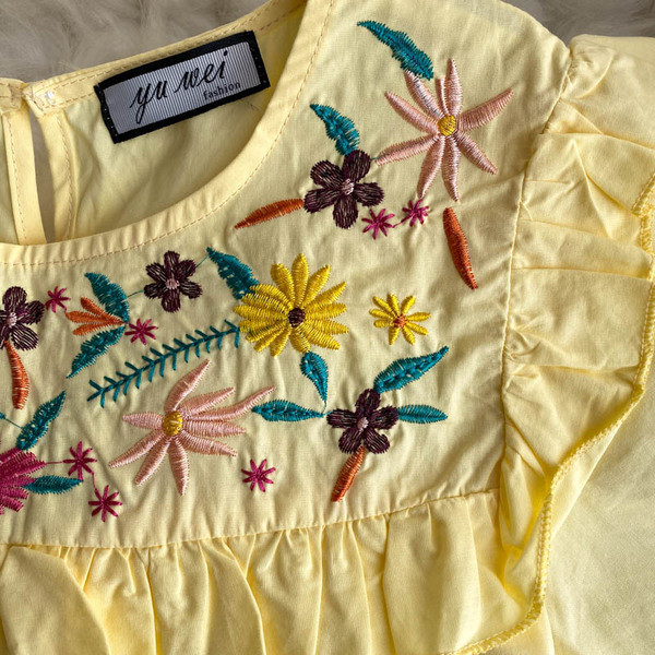 Moderna ženska bluza s ovalnim izrezom i cvjetnim uzorkom