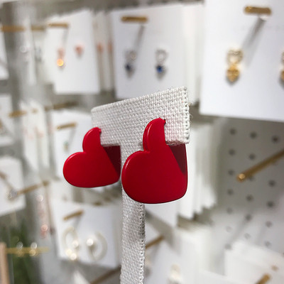 Μοντέρνα σκουλαρίκια σε σχήμα καρδιάς