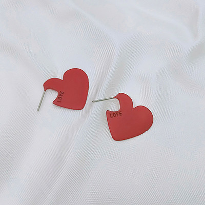 Μοντέρνα σκουλαρίκια σε σχήμα καρδιάς