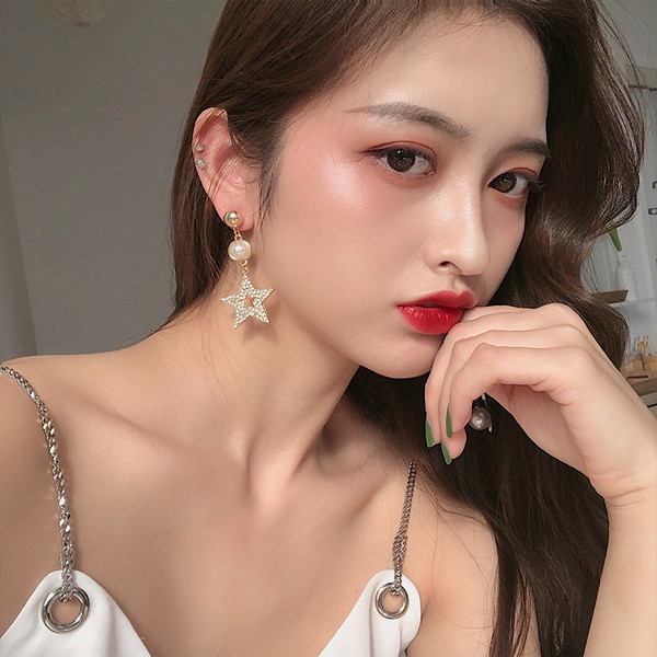 Modern aszimmetrikus fülbevaló kövekkel és gyöngyökkel