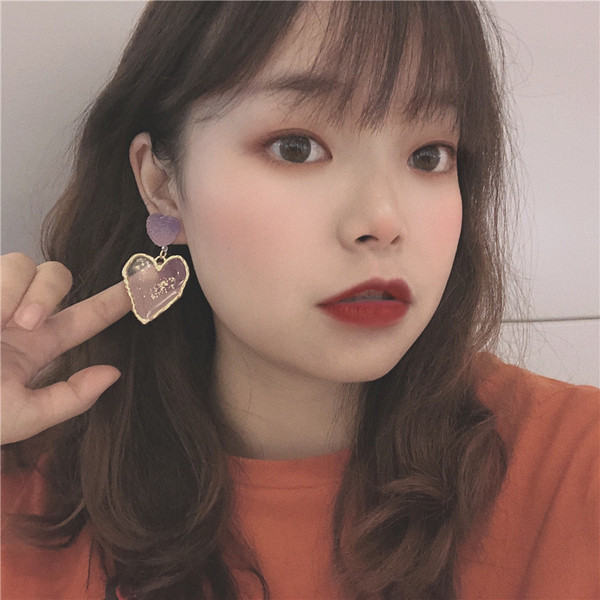 Kuldse tooniga südamekujulised rippuvad kõrvarõngad