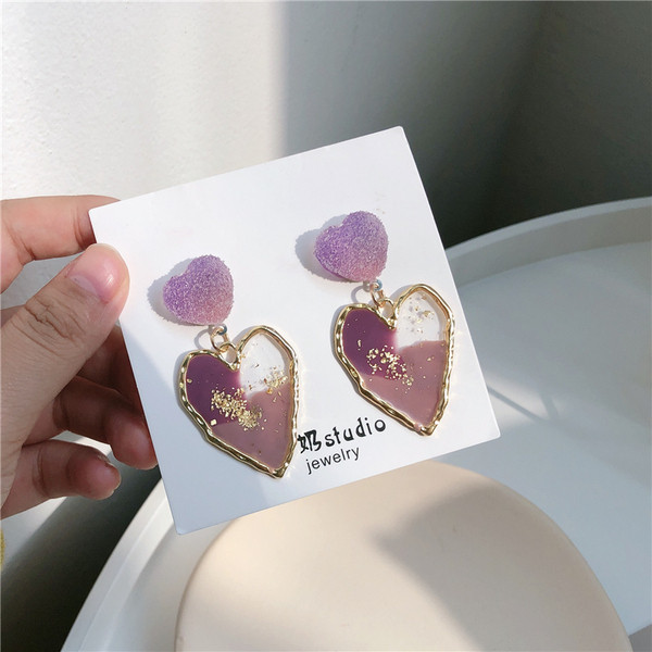 Kuldse tooniga südamekujulised rippuvad kõrvarõngad